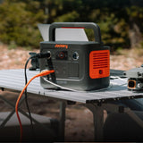 Jackery Explorer 240 v2, 256Wh LiFePO4 Solargenerator mit 300W AC/100W USB-C Ausgang, Outdoor Generator für Camping, Reise, Notfall, Camping (Generalüberholt)